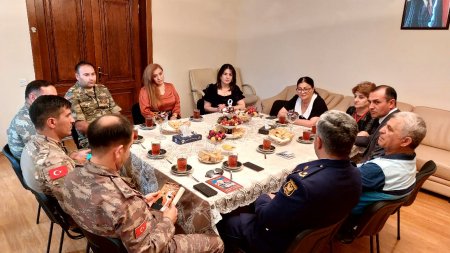 Yevlax şəhər Heydər Əliyev Mərkəzində 26 iyun Silahlı Qüvvələr Gününə həsr edilmiş tədbir keçirilib! Yevlax şəhər Heydər Əliyev Mərkəzində 26 iyun Silahlı Qüvvələr Gününə həsr edilmiş tədbir keçirilib!
