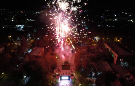 Yevlaxda 31 Dekabr Dünya Azərbaycanlılarının Həmrəyliyi Günü və Yeni İl münasibətilə möhtəşəm konsert keçirilib