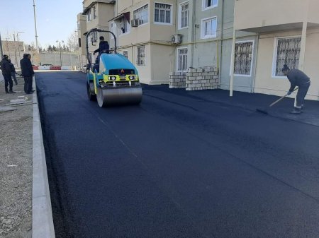 Yevlaxda abadlaşdırılan növbəti həyətdə son tamamlama işləri həyata keçirilir. Yevlaxda abadlaşdırılan növbəti həyətdə son tamamlama işləri həyata keçirilir.