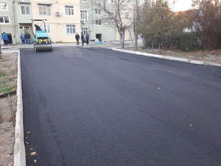Yevlaxda abadlaşdırılan növbəti həyətdə son tamamlama işləri həyata keçirilir. Yevlaxda abadlaşdırılan növbəti həyətdə son tamamlama işləri həyata keçirilir.