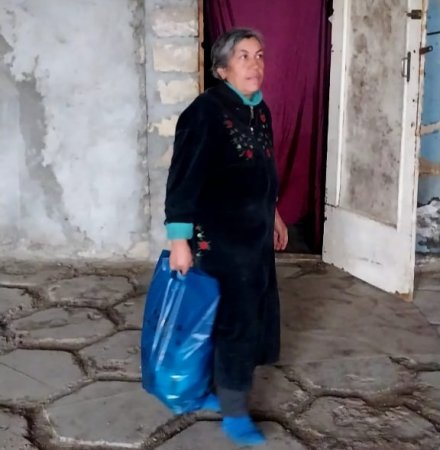 Vətən müharibəsi iştirakçısı bayram günü aztəminatlı ailələri sevindirdi.