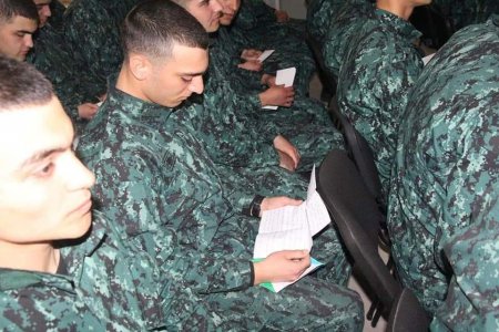 Yevlax Şəhər İcra Hakimiyyətinin Başçısı Novruz bayramı münasibətilə hərbiçilərlə görüşüb.