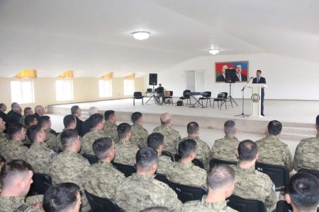 Yevlax Şəhər İcra Hakimiyyətinin Başçısı Novruz bayramı münasibətilə hərbiçilərlə görüşüb.