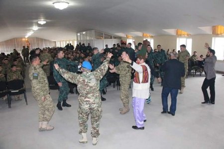 Yevlax Şəhər İcra Hakimiyyətinin Başçısı Novruz bayramı münasibətilə hərbiçilərlə görüşüb.