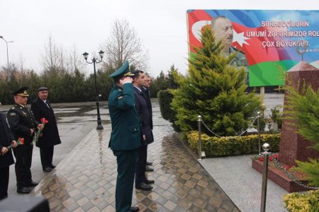 Yevlax Şəhər İcra Hakimiyyətinin Başçısı Novruz bayramı münasibətilə hərbiçilərlə görüşüb.