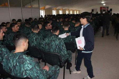 Yevlax Şəhər İcra Hakimiyyətinin Başçısı Novruz bayramı münasibətilə hərbiçilərlə görüşüb.