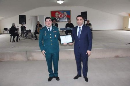 Yevlax Şəhər İcra Hakimiyyətinin Başçısı Novruz bayramı münasibətilə hərbiçilərlə görüşüb.