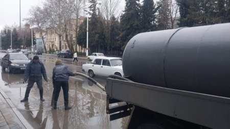 Yağan yağış nəticəsində Yevlax küçələrində qrunt suları yaranıb. Tədbirlər görülür...