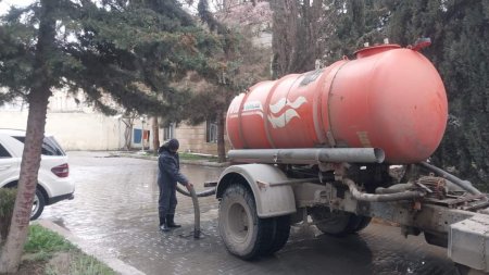 Yağan yağış nəticəsində Yevlax küçələrində qrunt suları yaranıb. Tədbirlər görülür...