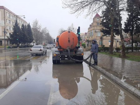 Yağan yağış nəticəsində Yevlax küçələrində qrunt suları yaranıb. Tədbirlər görülür...