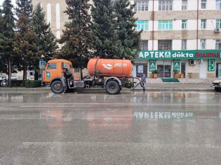 Yağan yağış nəticəsində Yevlax küçələrində qrunt suları yaranıb. Tədbirlər görülür...