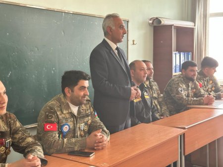 Yevlax şəhər Səməd Vurğun adına 5 saylı tam orta məktəbdə qazilərlə görüş keçirilib Yevlax şəhər Səməd Vurğun adına 5 saylı tam orta məktəbdə qazilərlə görüş keçirilib