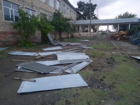 Yevlaxda güclü külək bir sıra fəsadlar törədib. Yaşayış evlərinə, təhsil müəssisələrinə ziyanlıq dəyib