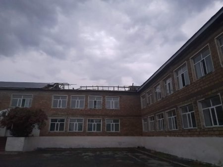 Yevlaxda güclü külək bir sıra fəsadlar törədib. Yaşayış evlərinə, təhsil müəssisələrinə ziyanlıq dəyib