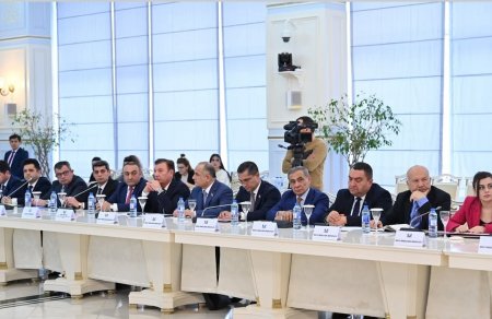 Regionlarda tibb məntəqələrinin yenidən qurulması ilə bağlı müzakirələr Regionlarda tibb məntəqələrinin yenidən qurulması ilə bağlı müzakirələr