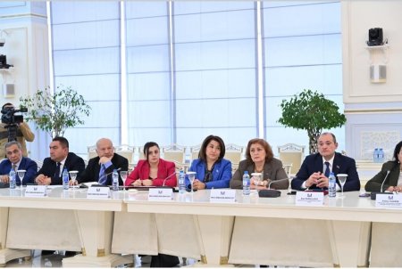 Regionlarda tibb məntəqələrinin yenidən qurulması ilə bağlı müzakirələr Regionlarda tibb məntəqələrinin yenidən qurulması ilə bağlı müzakirələr