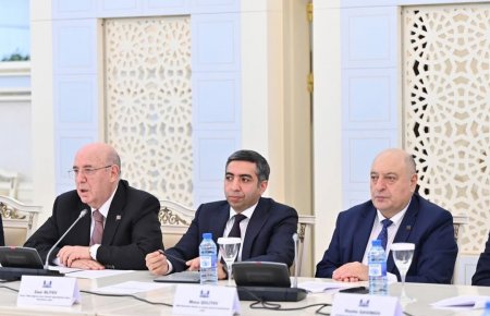 Regionlarda tibb məntəqələrinin yenidən qurulması ilə bağlı müzakirələr Regionlarda tibb məntəqələrinin yenidən qurulması ilə bağlı müzakirələr