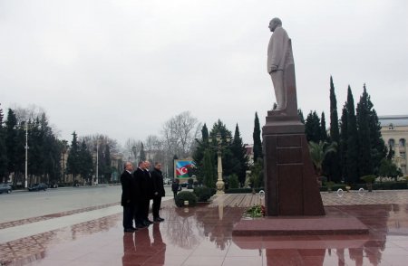 Yevlax: "Hərbi xidmətə gedənlərin hər birinin yolu buradan keçir. Bu gün onların bayramıdır..." - VİDEO