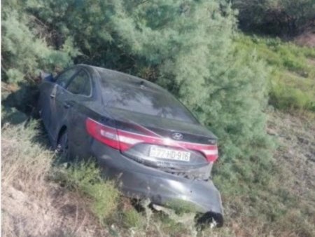 Yevlaxda avtomobil qəzaya uğrayıb