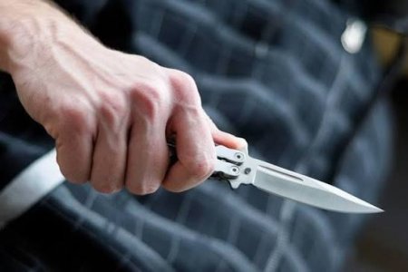 Şəmkirdə qardaş bacısını bıçaqladı