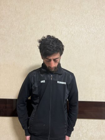Bayrağa hörmətsizlik edən şəxs saxlanıldı - Foto Bayrağa hörmətsizlik edən şəxs saxlanıldı - Foto